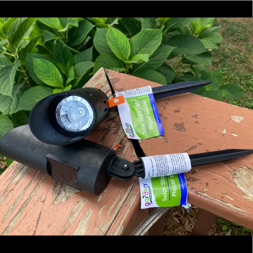 NWT 4 Adjustable Solar-Powered Spotlights